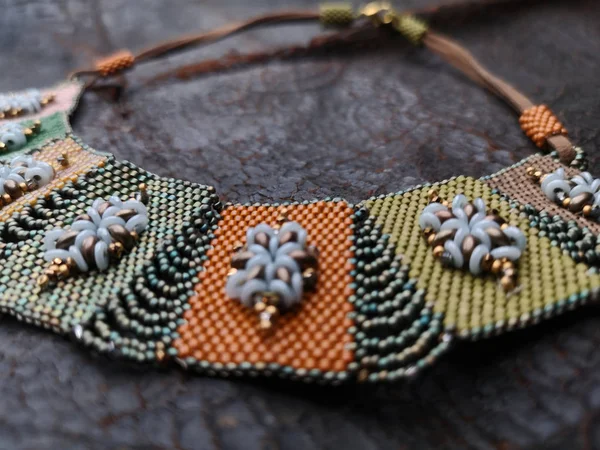 Kvinnors Handgjorda Pärlstav Halsband — Stockfoto