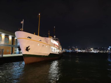 Gece feribot Rıhtımlar üzerinde Istanbul, Türkiye