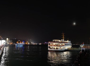 Gece feribot Rıhtımlar üzerinde Istanbul, Türkiye