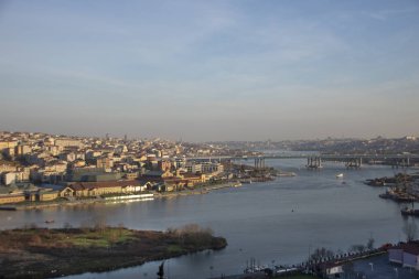 Bu köprüsünün Haliç (kol dayama, yangın). Köprü Karaky bölgesi ve Eminn bölge bağlanır. Istanbul dünyanın en büyük şehirlerinden biridir. Istanbul Galata Köprüsü görünümünü. -Resim