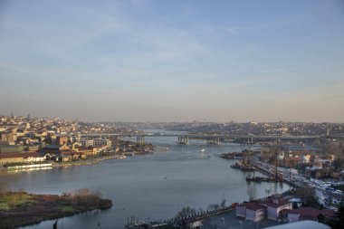 Bu köprüsünün Haliç (kol dayama, yangın). Köprü Karaky bölgesi ve Eminn bölge bağlanır. Istanbul dünyanın en büyük şehirlerinden biridir. Istanbul Galata Köprüsü görünümünü. -Resim
