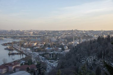 Bu köprüsünün Haliç (kol dayama, yangın). Köprü Karaky bölgesi ve Eminn bölge bağlanır. Istanbul dünyanın en büyük şehirlerinden biridir. Istanbul Galata Köprüsü görünümünü. -Resim