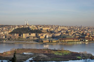 Bu köprüsünün Haliç (kol dayama, yangın). Köprü Karaky bölgesi ve Eminn bölge bağlanır. Istanbul dünyanın en büyük şehirlerinden biridir. Istanbul Galata Köprüsü görünümünü. -Resim