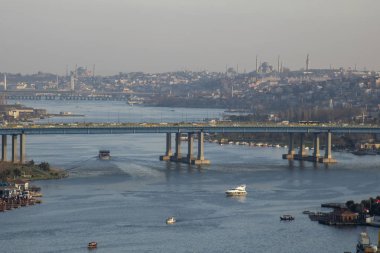 Bu köprüsünün Haliç (kol dayama, yangın). Köprü Karaky bölgesi ve Eminn bölge bağlanır. Istanbul dünyanın en büyük şehirlerinden biridir. Istanbul Galata Köprüsü görünümünü. -Resim