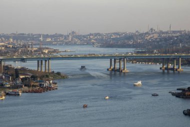 Bu köprüsünün Haliç (kol dayama, yangın). Köprü Karaky bölgesi ve Eminn bölge bağlanır. Istanbul dünyanın en büyük şehirlerinden biridir. Istanbul Galata Köprüsü görünümünü. -Resim