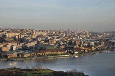 Bu köprüsünün Haliç (kol dayama, yangın). Köprü Karaky bölgesi ve Eminn bölge bağlanır. Istanbul dünyanın en büyük şehirlerinden biridir. Istanbul Galata Köprüsü görünümünü. -Resim