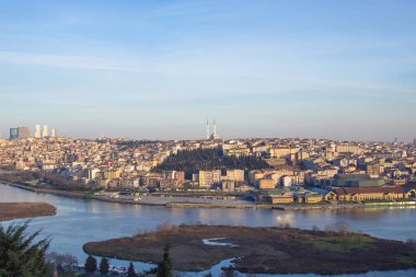 Bu köprüsünün Haliç (kol dayama, yangın). Köprü Karaky bölgesi ve Eminn bölge bağlanır. Istanbul dünyanın en büyük şehirlerinden biridir. Istanbul Galata Köprüsü görünümünü. -Resim