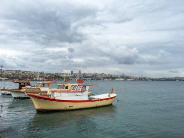 Denizde dinlenme balıkçı teknesi