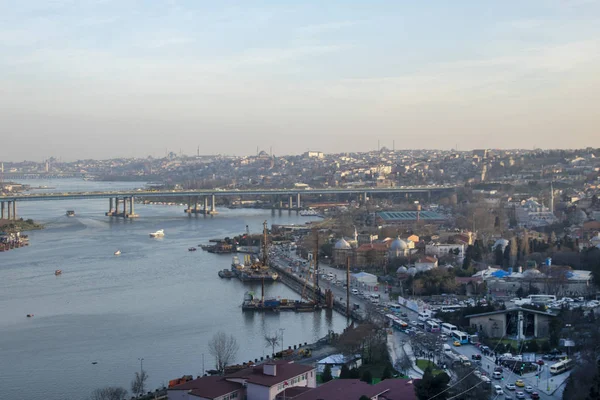 金角湾 アームレスト この橋 Karaky 地区と Eminn 地区を接続します イスタンブールは世界で最大の都市の一つです イスタンブールのガラタ橋の眺め — ストック写真