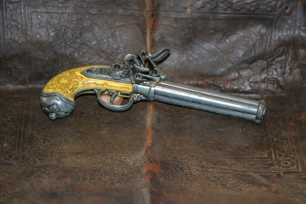 Eski tabanca deri üzerinde
