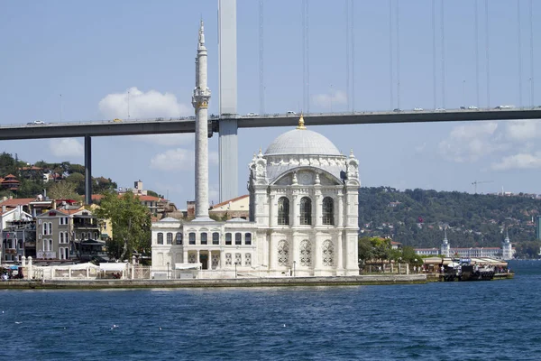 Ortaky 清真寺拥有伊斯坦布尔所有清真寺中最风景如画的环境之一 — 图库照片