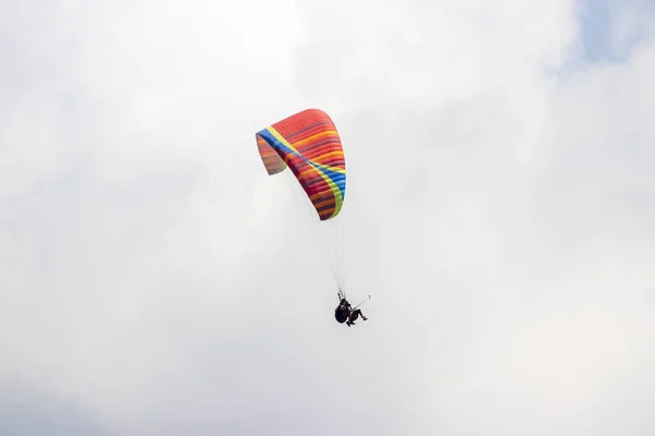 オルデニズ フェティエ ムグラ トルコでのパラグライダー — ストック写真
