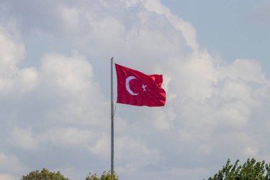 gökyüzünde sallayarak türk bayrağı