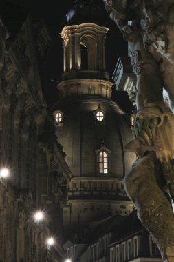 Geç gece boyunca üzerinde Dresden kilise our lady Fuerstenzug üzerinden görüntülemek