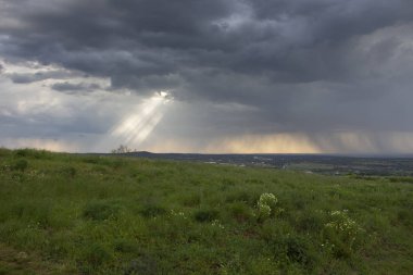 Güneş bulutların arasından bir fırtına sırasında geliyor