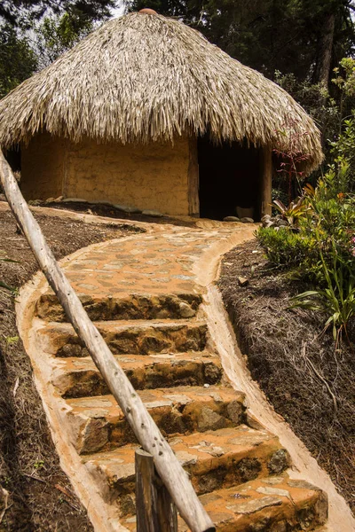 Geleneksel kulübe evi Tahami insan, yerli etnik grup Arvi Park, Medellin, Colombia