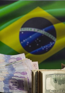 Brezilya-dolar ve Kolombiyalı para Brezilya bayrağı arka planda ile gezisi