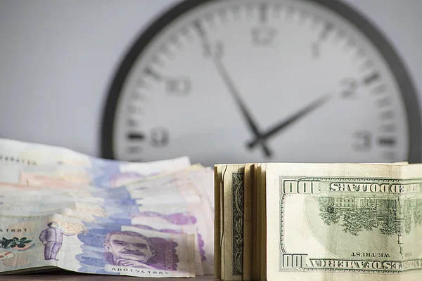 iş veya tatil kavramı için tasarruf, bankacılık ve fikir para kavramı zamanı