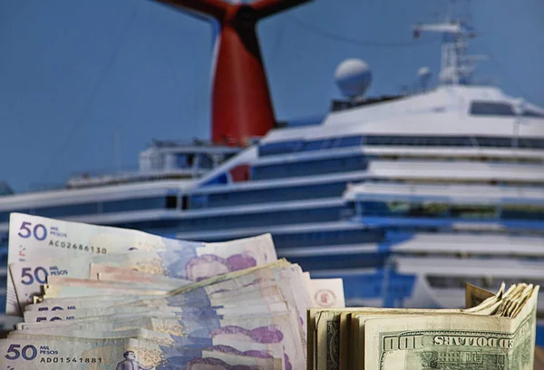 deniz-dolar ve Kolombiyalı para tarafından arka planda cruise ile cruise mukadder tasarruf