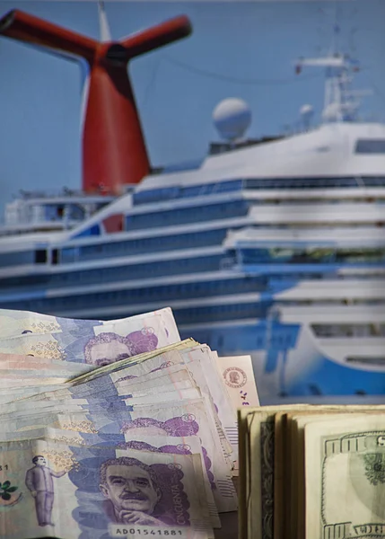 deniz-dolar ve Kolombiyalı para tarafından arka planda cruise ile cruise mukadder tasarruf