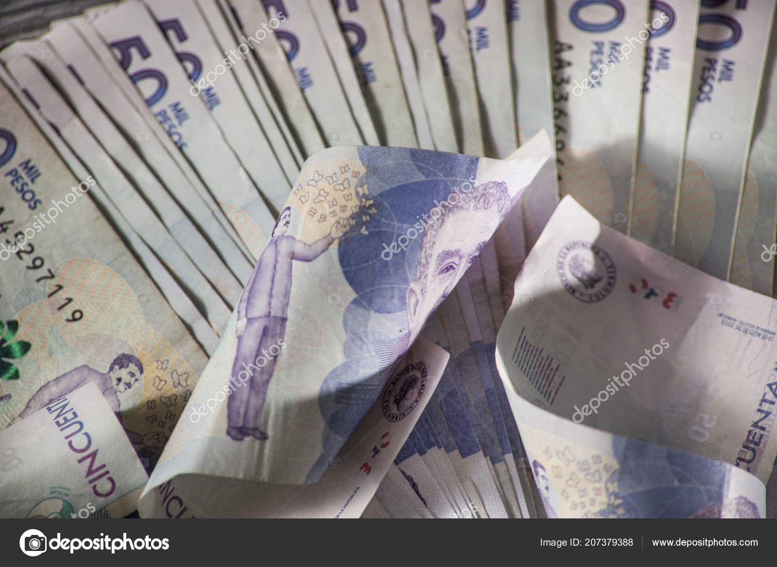 哥伦比亚货币一团5万哥伦比亚比索票据在桌上——图库图片© fotografiartedigital@gmail.com #207379388
