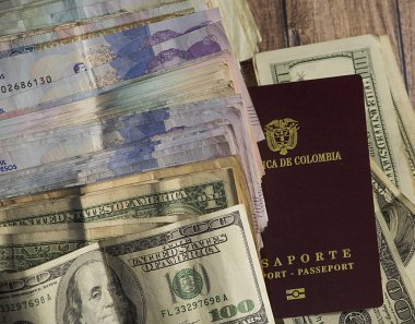 Pasaport dolar ve Kolombiyalı para seyahat maceraya başlamak için