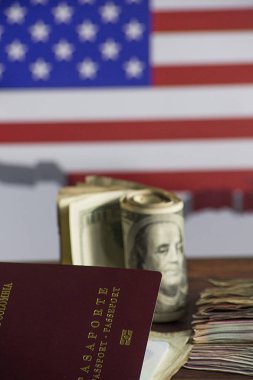 arka planda Amerika Birleşik Devletleri-Kolombiya pasaportu ve para Amerikan bayrağı ile seyahat hayali