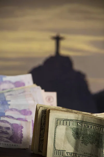 ブラジル ジャネイロ ドルとバック グラウンドでキリスト コルコバードでコロンビアのお金の節約 — ストック写真