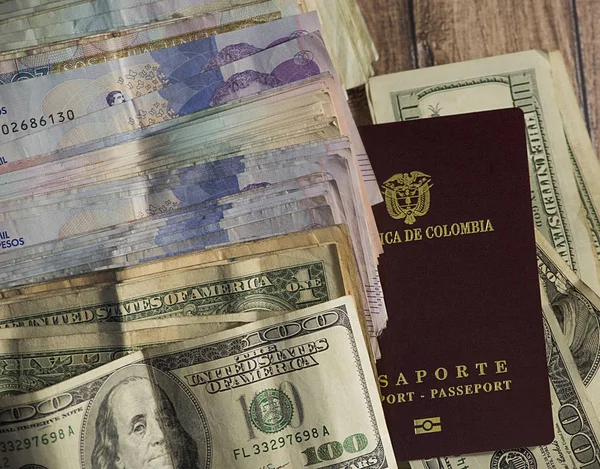 Paspoort Dollars Colombiaanse Geld Beginnen Het Avontuur Reizen — Stockfoto