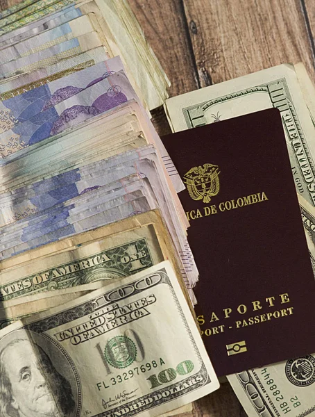 Paspoort Dollars Colombiaanse Geld Beginnen Het Avontuur Reizen — Stockfoto