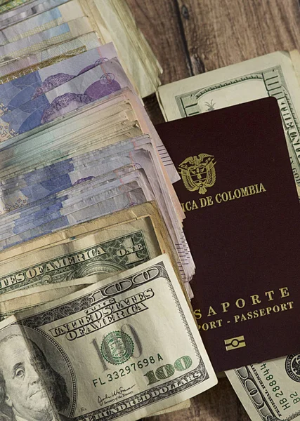 Paspoort Dollars Colombiaanse Geld Beginnen Het Avontuur Reizen — Stockfoto