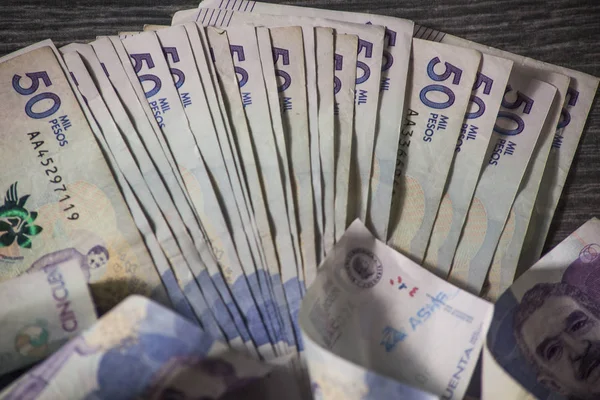 Elli bin Kolombiyalı peso faturaları masanın üzerine Kolombiyalı para birimi-tomar