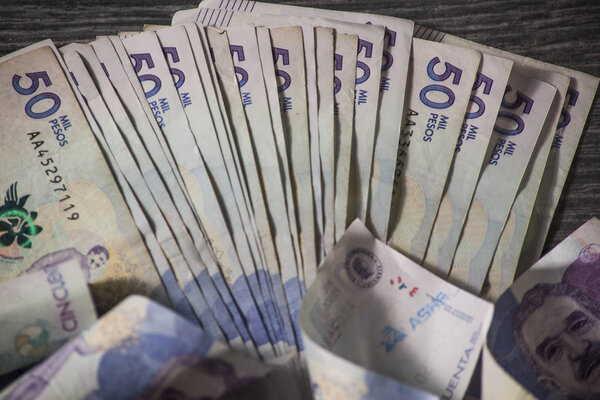 Колумбийский валютный вад из пятидесяти тысяч колумбийских песо на столе
