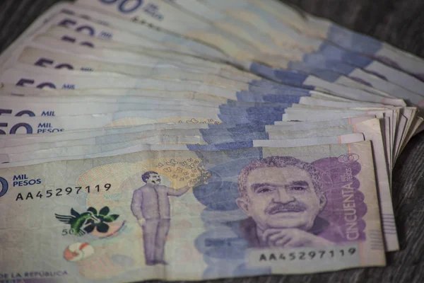 Elli bin Kolombiyalı peso faturaları masanın üzerine Kolombiyalı para birimi-tomar