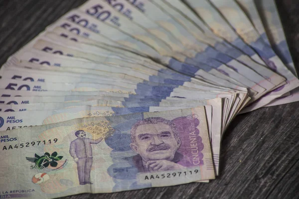 Elli bin Kolombiyalı peso faturaları masanın üzerine Kolombiyalı para birimi-tomar