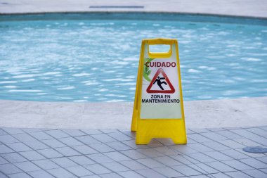 önleyici uyarı-tehlike. Kaygan zemin