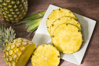 tropikal meyve ananas - Ananas comosus-dilimler halinde bölünmüş