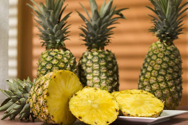 Tropikalne Owoce Ananasa Ananas Comosus Split Plasterki — Zdjęcie stockowe