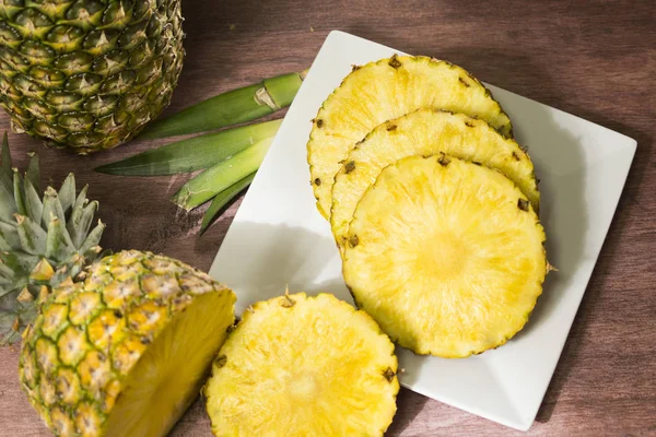 Tropikalne Owoce Ananasa Ananas Comosus Split Plasterki — Zdjęcie stockowe