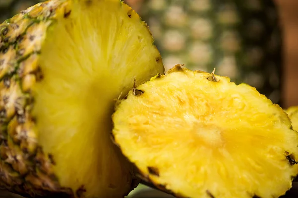 tropikal meyve ananas - Ananas comosus-dilimler halinde bölünmüş