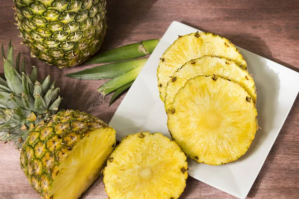 Tropikalne Owoce Ananasa Ananas Comosus Split Plasterki — Zdjęcie stockowe