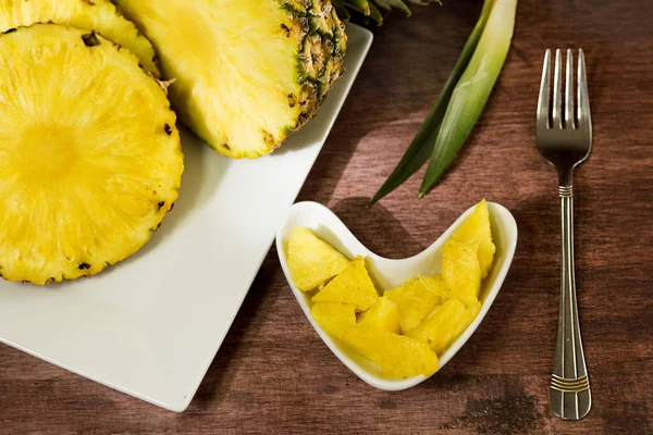 tropikal meyve ananas - Ananas comosus - ince parçalar halinde sunulan