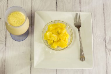 tropikal meyve ananas - Ananas comosus - lezzetli meyve suyu ve içinde sunulan ince parçalar