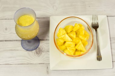 tropikal meyve ananas - Ananas comosus - lezzetli meyve suyu ve içinde sunulan ince parçalar