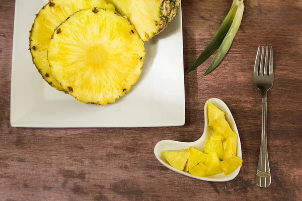 Tropikalne Owoce Ananasa Ananas Comosus Przedstawione Cienkie Kawałki — Zdjęcie stockowe