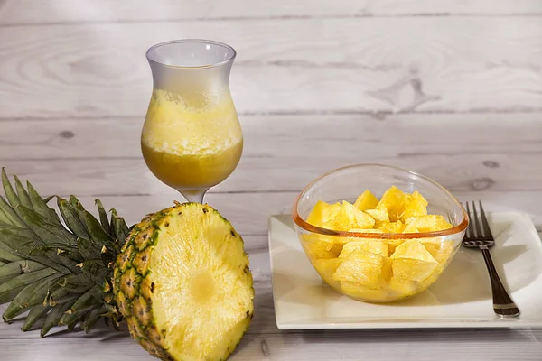 Pyszny Sok Ananasowy Ananas Comosus Owoce Tropikalne Prezentowane Cienkie Kawałki — Zdjęcie stockowe