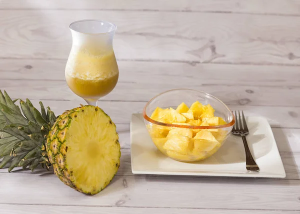 tropikal meyve ananas - Ananas comosus - lezzetli meyve suyu ve içinde sunulan ince parçalar