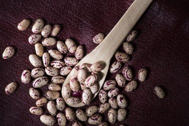 Phaseolus vulgaris tahta kaşık kırmızı kızılcık grup-fasulye cargamanto dokulu arka plan