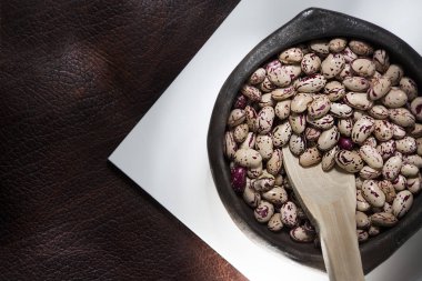 Phaseolus vulgaris kızılcık grup - fasulye cargamanto kil Kupası beyaz arka plan üzerinde