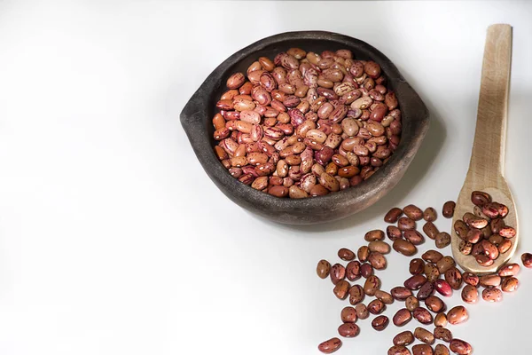 Fasulye Phaseolus vulgaris kızılcık grup - uribe kırmızı kil kase beyaz arka plan üstten görünüm çeşitleri